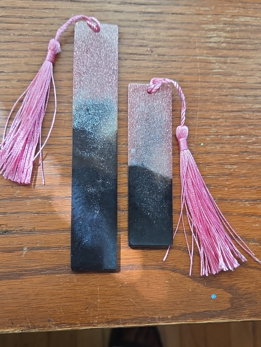 🎀 Handmade-Pink Tassel Ombre Resin Bookmark Set